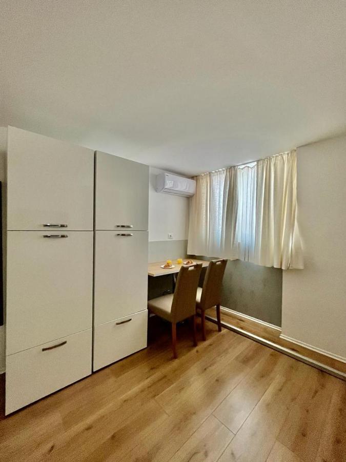 Apartmani Roza Pula Exterior photo